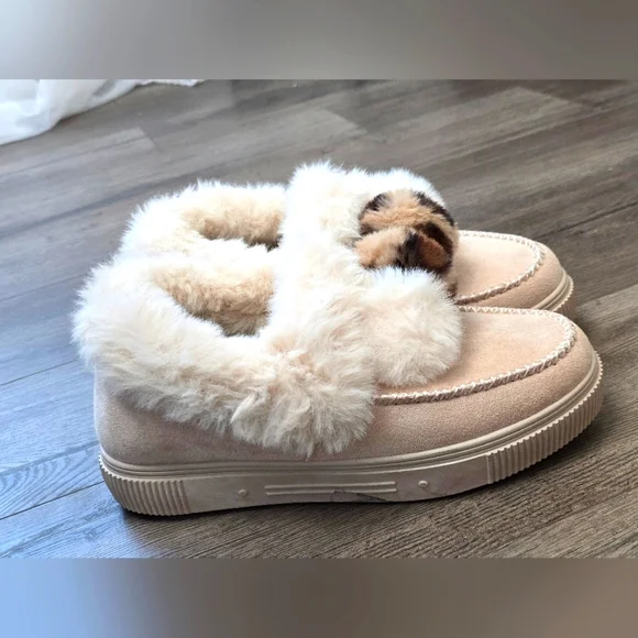 Cozy Fuzzy Soft Warm Slipper Shoes Poms Size 9 Snow Winter Streetwear Natural - Picture 2 of 10